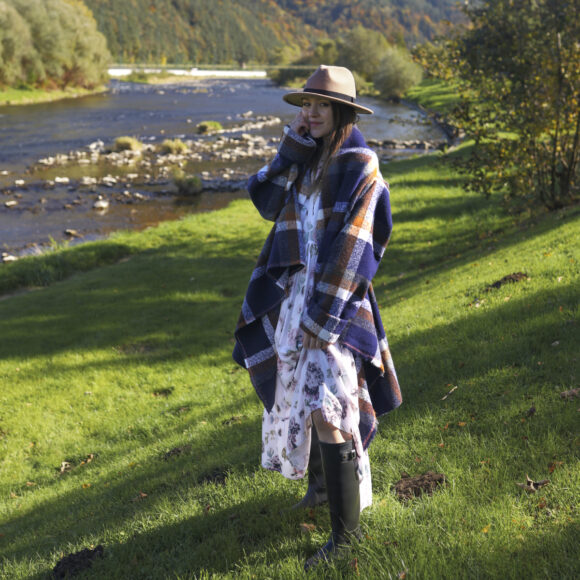 stylizacja płaszcz damski w kratę koc