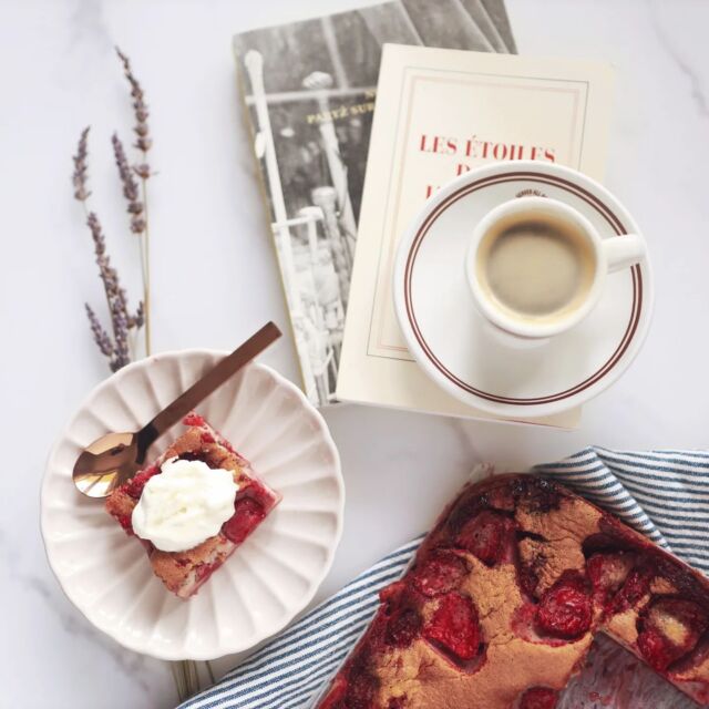 𝘗𝘳𝘻𝘦𝘱𝘪𝘴 𝘯𝘢 clafoutis 𝘯𝘢 𝘣𝘭𝘰𝘨𝘶! 🍓 W deszczową letnią porę to tylko ciasto + ☕ / 🍵. I książka. Albo film. 

Na Disney+ jest całe "Z archiwum X". A na moim blogu nasz obiecany przepis na 𝘵𝘳𝘶𝘴𝘬𝘢𝘸𝘬𝘰𝘸𝘦 𝘤𝘭𝘢𝘧𝘰𝘶𝘵𝘪𝘴. Ciasto, co się robi 10 minut i piecze 30-40. Można z dowolnych owoców, ale wiadomo, że truskawki rządzą.

Link w profilu, w bio. Pieczcie i cieszcie się latem, nawet deszczowym ❤

#clafoutis #przepis #parisianamour #captturethemoment #🇫🇷 #parismood #alafrancaise #lato2022 #foodelicious #damnthatsdelish #makeitdelicious #przepisy #shareyourtable #foodmakesmehappy #przepisnaciasto #ciastotruskawkowe #Francja #prosteprzepisy #thehub_flatlay #coffeeofinstagram #coffeeloversclub #francuskistyl #truskawki #parisianlifestyle #howtobeparisian #daysofsmallthings #prostotażycia #magicznemomenty #letniczas #polskielato